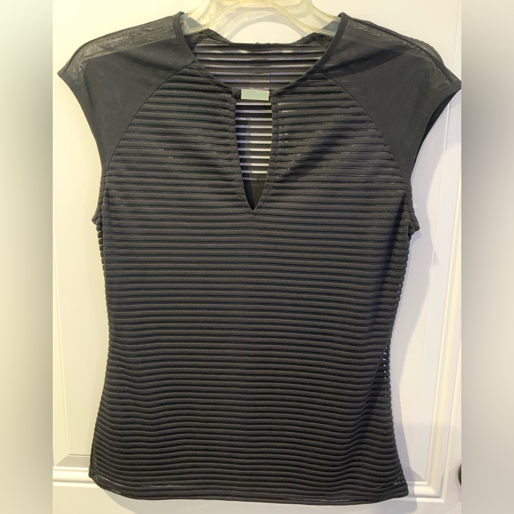 NWT Cache’ Lined Top with Mesh Top and Keyhole Detail
Sz Small